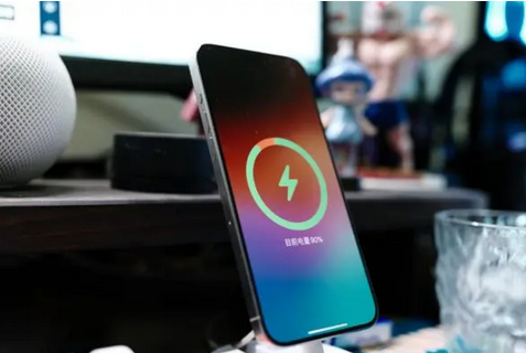 扶风苹果15换屏服务分享用什么充电器给iPhone15充电更好 